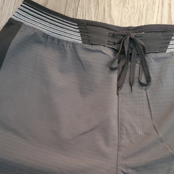 Hurley Phantom and Nike Collaboration with DRI-FIT and Stretch - Picture 3 of 12